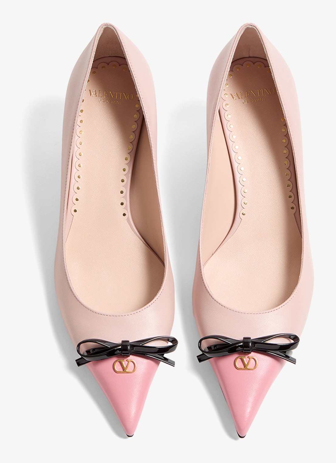 Valentino Garavani Bepointy pump van geitenleer met strikdetail - detail oudroze