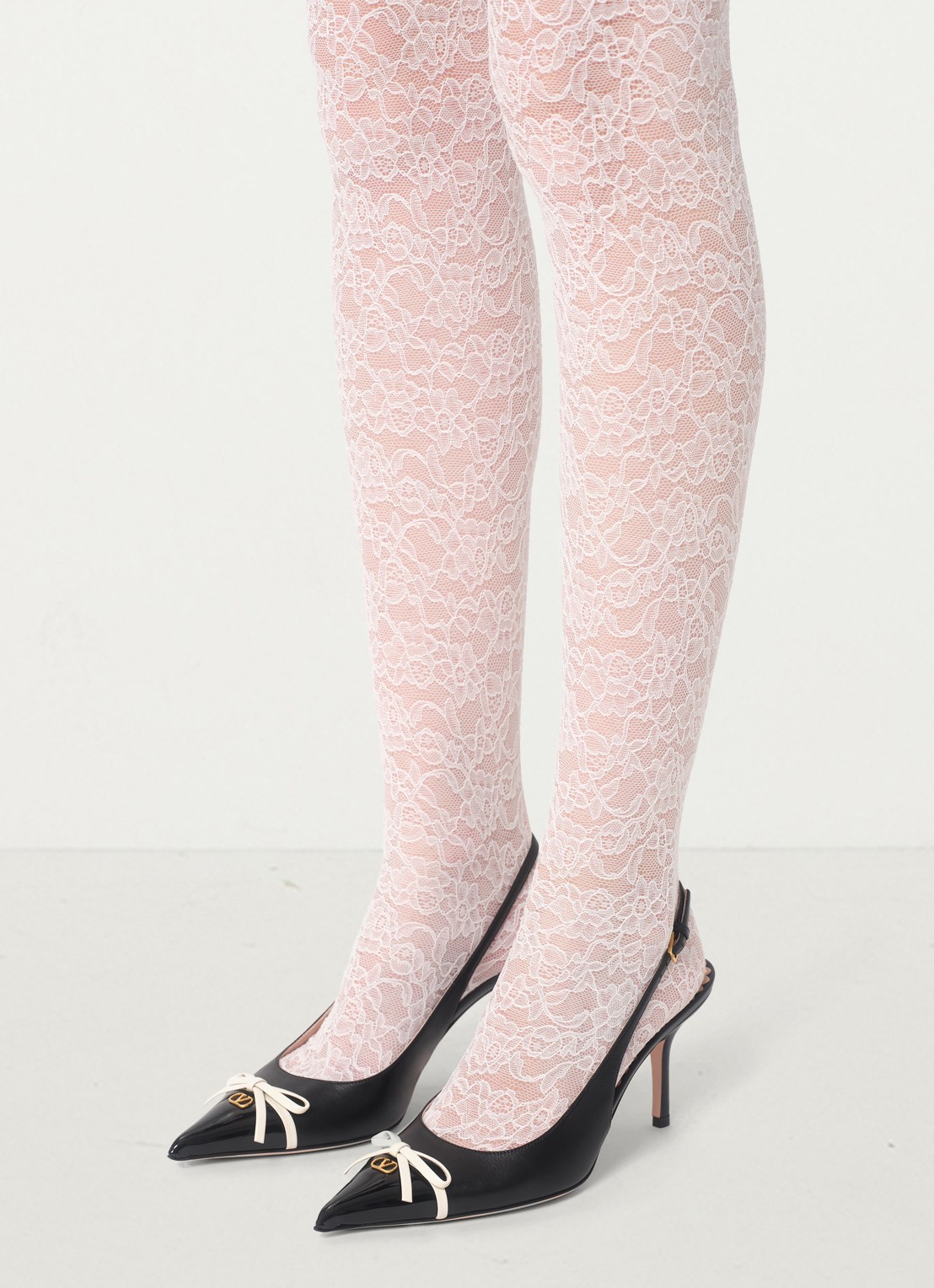 Valentino Garavani Bepointy slingback van leer met lakfinish - voorkant 2 zwart