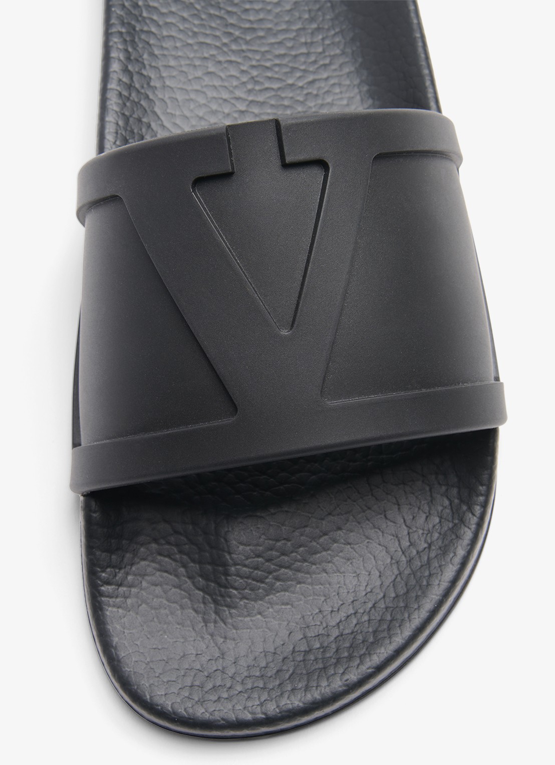 Valentino Garavani Coolslide slipper van rubber - detail 5 zwart