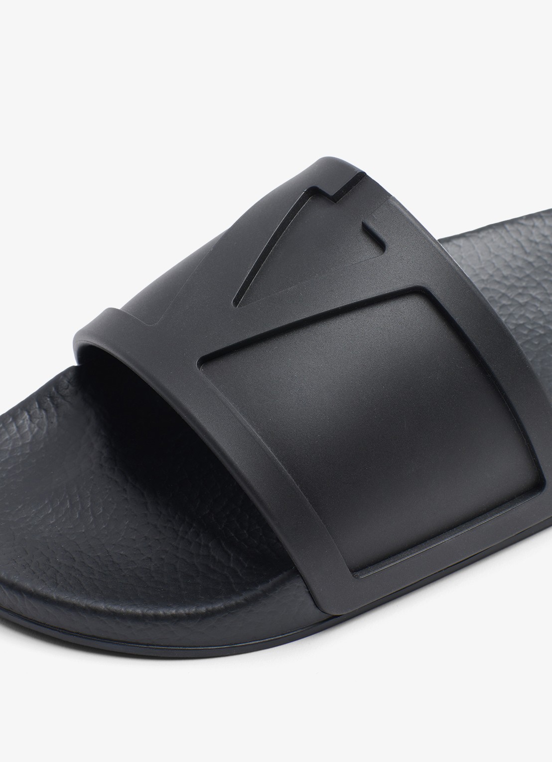 Valentino Garavani Coolslide slipper van rubber - detail 6 zwart