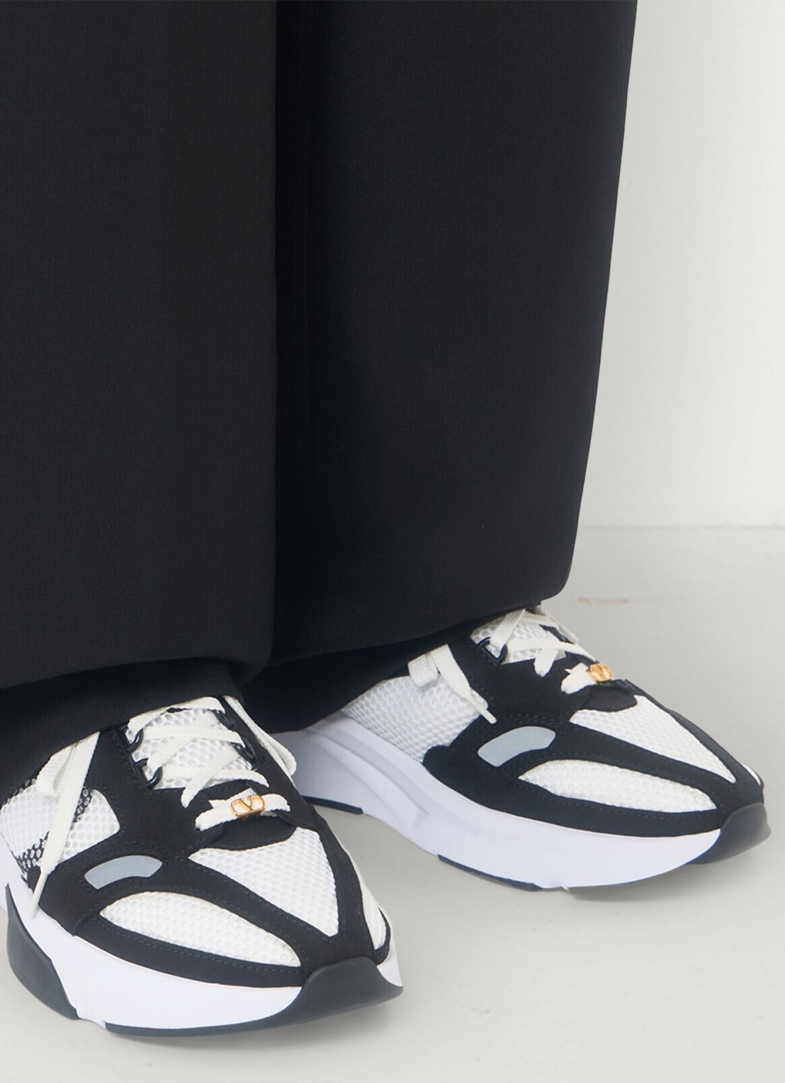 Valentino Garavani Demivee sneaker met suède details - voorkant 2 wit