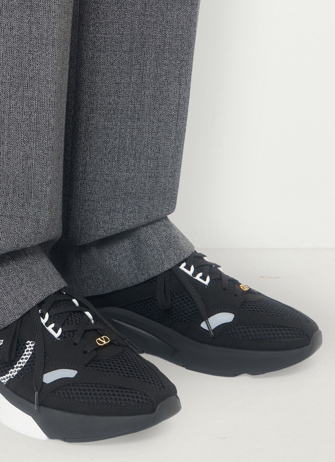 Valentino Garavani Demivee sneaker met suède details - voorkant 3 zwart