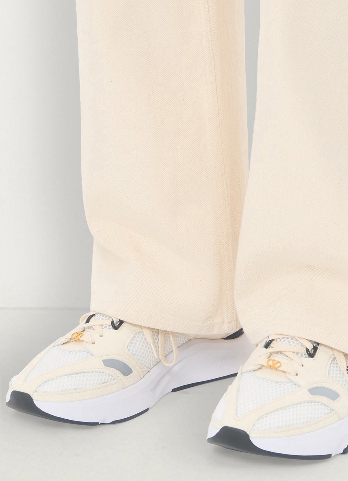 Valentino Garavani Demivee sneaker met suède details - voorkant 2 gebroken wit