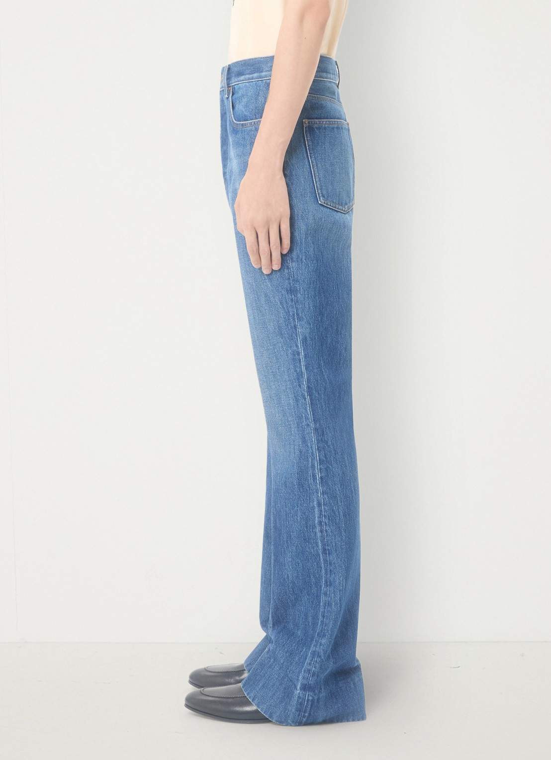 Valentino Garavani Flared jeans met medium wassing - detail 2 indigo
