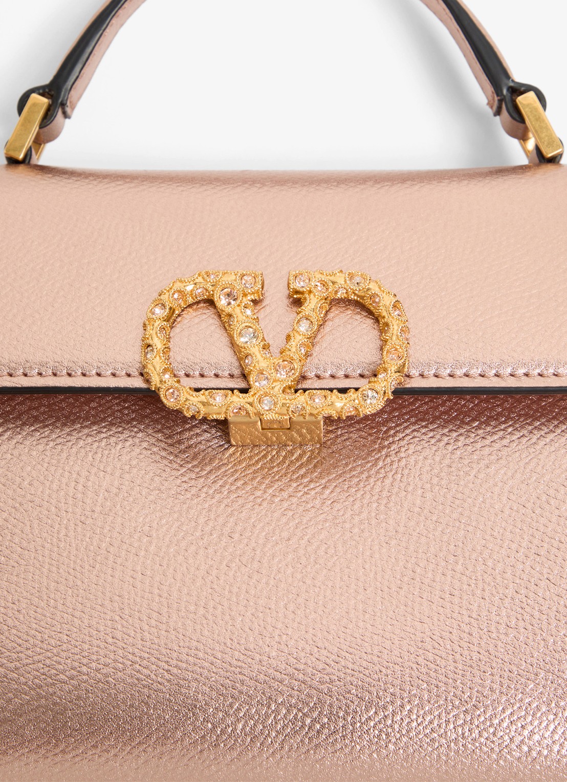 Valentino Garavani Mini handtas van kalfsleer met metallic finish - detail 2 roze