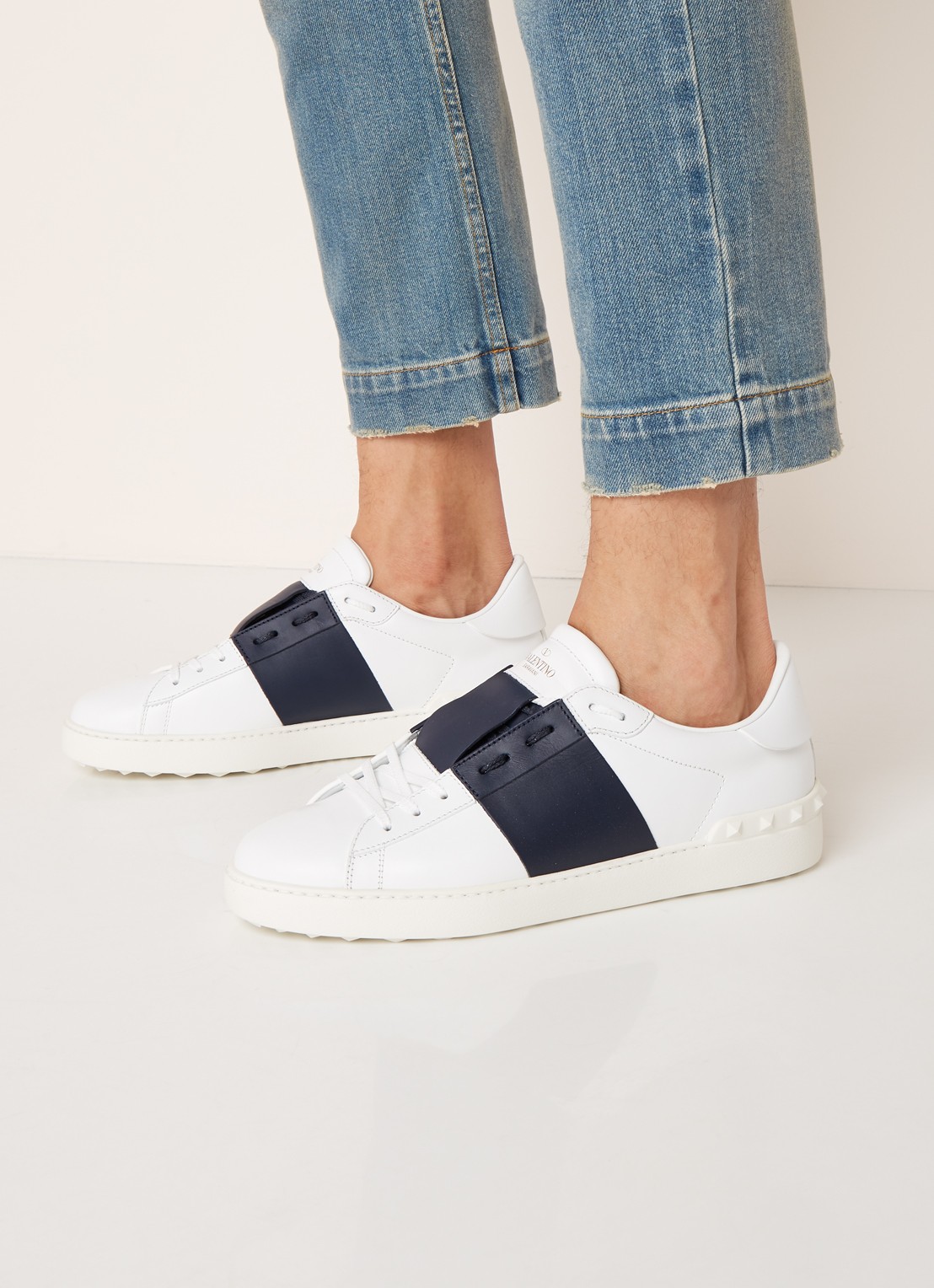 Valentino Garavani Open sneaker van kalfsleer met studs - voorkant 2 wit