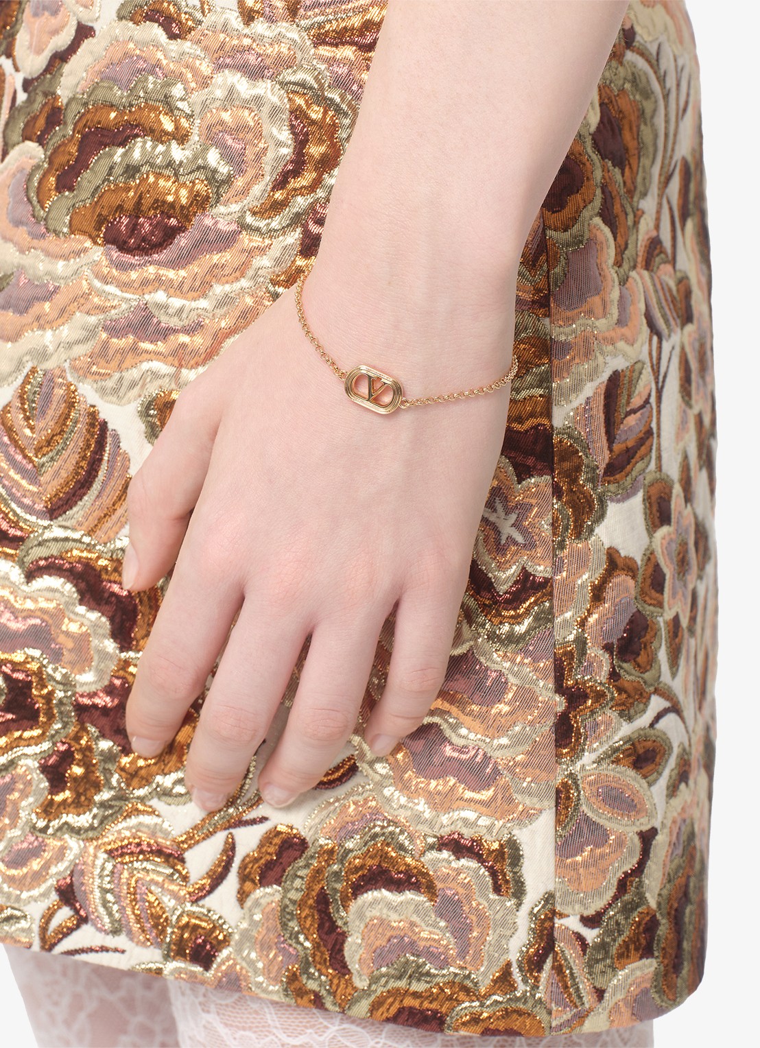 Valentino Garavani Ovalette armband met logo - voorkant 2 goud