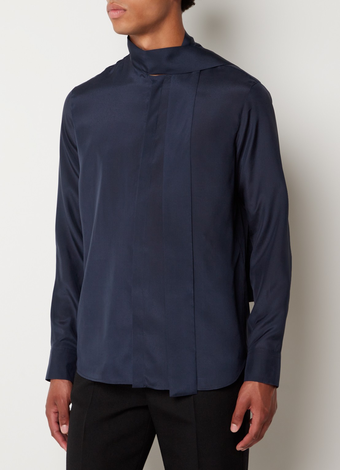 Valentino Garavani Regular fit overhemd van zijde met sjaalkraag - detail donkerblauw