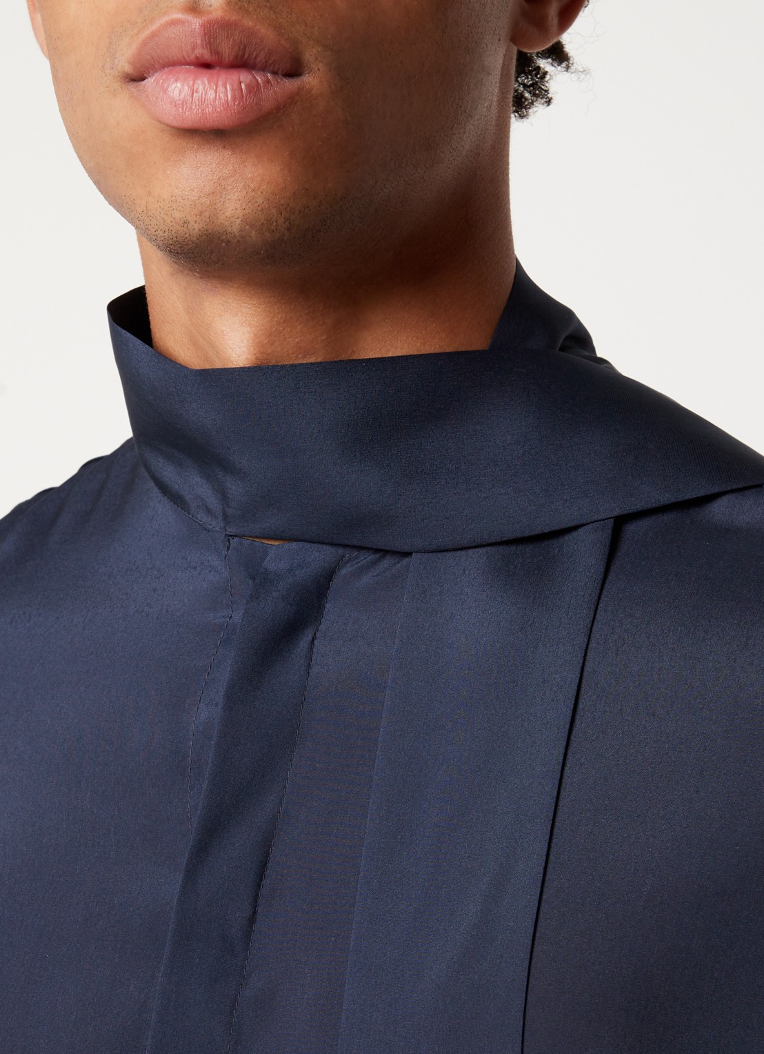 Valentino Garavani Regular fit overhemd van zijde met sjaalkraag - detail 2 donkerblauw