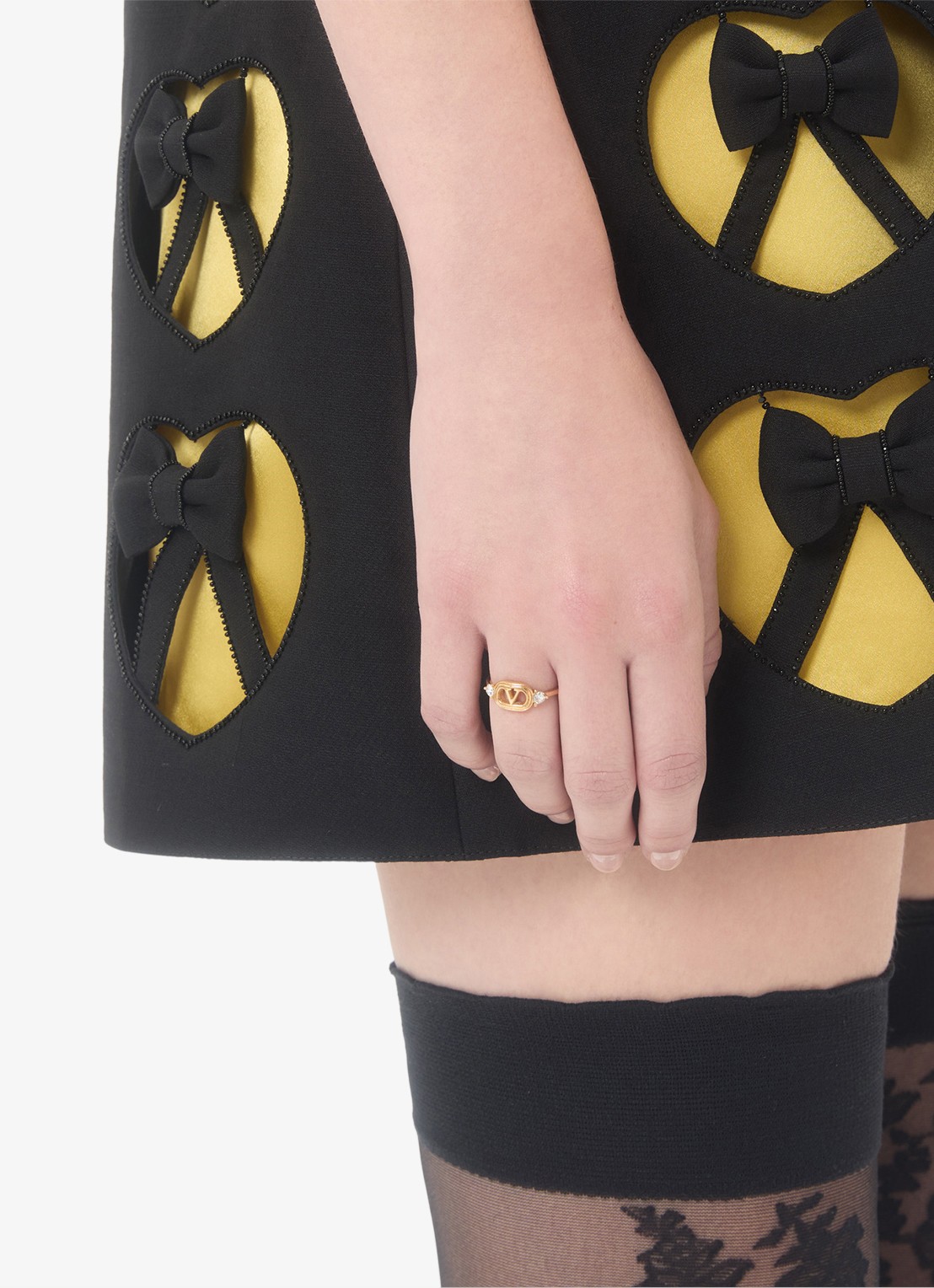 Valentino Garavani Ring met logo en kristal - voorkant 2 goud