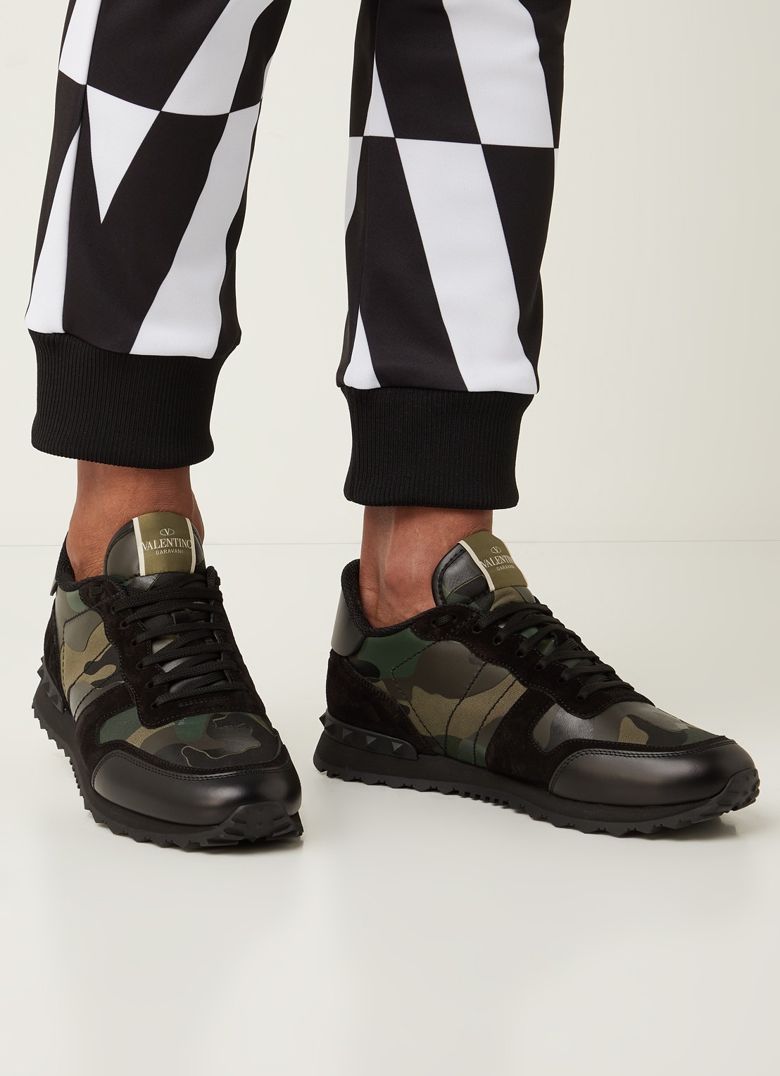 Valentino Garavani Rockrunner sneaker van leer met suède details - voorkant 2 legergroen