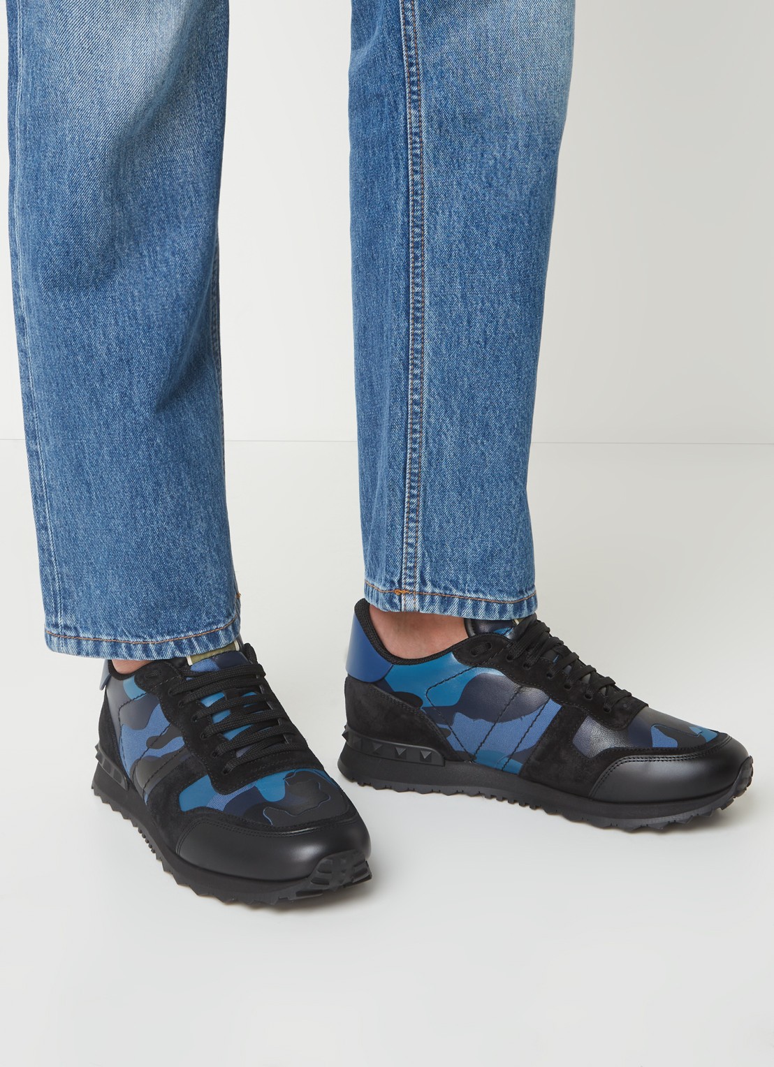 Valentino Garavani Rockrunner sneaker van leer met suède details - voorkant 7 donkerblauw