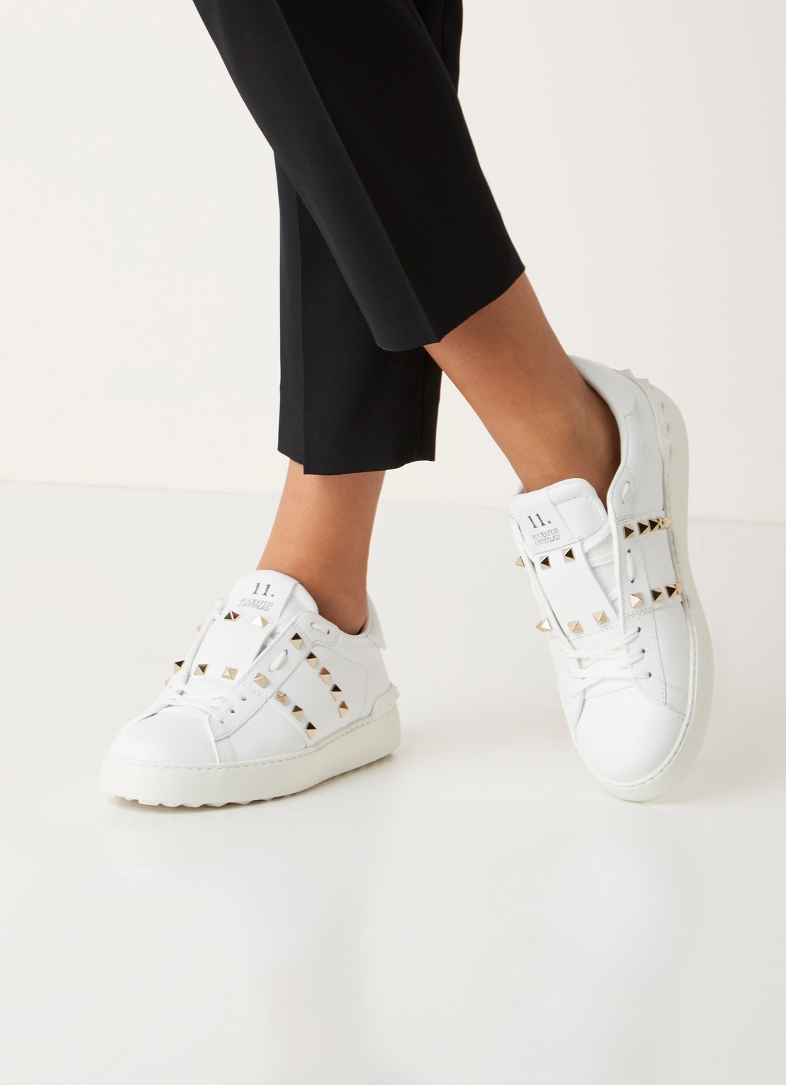 Valentino Garavani Rockstud Untitled sneaker van kalfsleer met studs - voorkant 2 wit