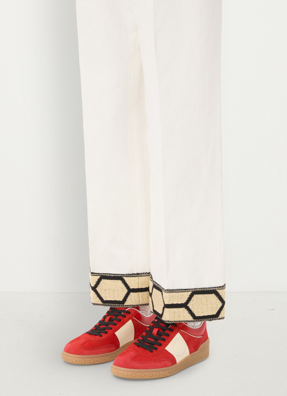 Valentino Garavani Upvillage sneaker van kalfssuède met kalfsleren details - voorkant 3 rood