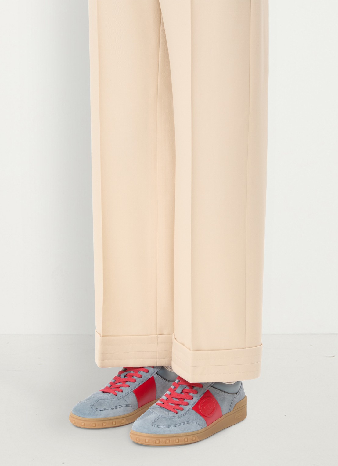 Valentino Garavani Upvillage sneaker van kalfssuède met kalfsleren details - voorkant 2 grijs