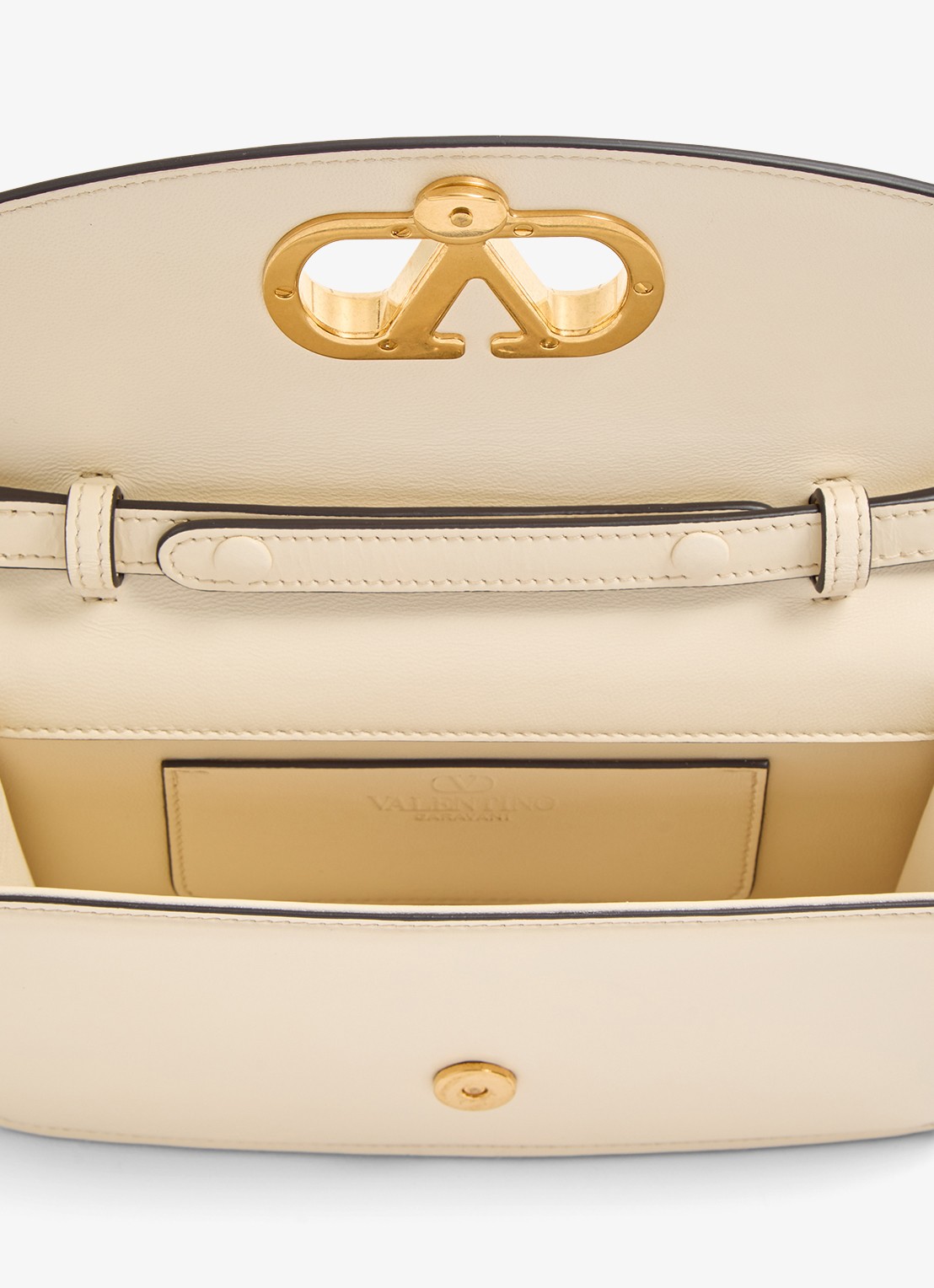 Valentino Garavani Vain Small clutch van kalfsleer met afneembare schouderriem - detail 6 creme
