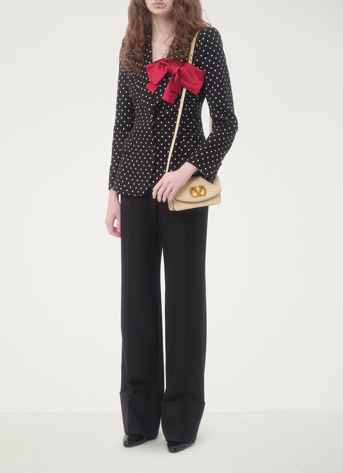 Valentino Garavani Vain Small clutch van kalfsleer met afneembare schouderriem - detail 8 creme
