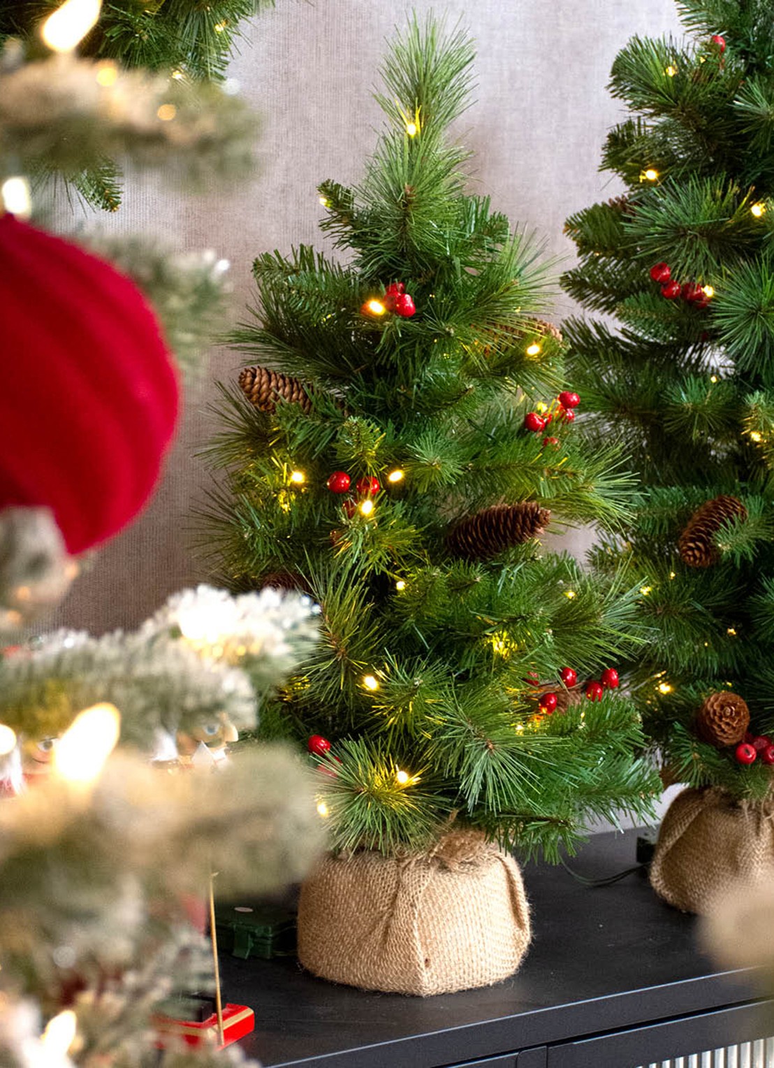 Van Der Gucht Everyday Mini Pine Cone & Berry kunstkerstboom met LED verlichting 46 cm - achterkant groen
