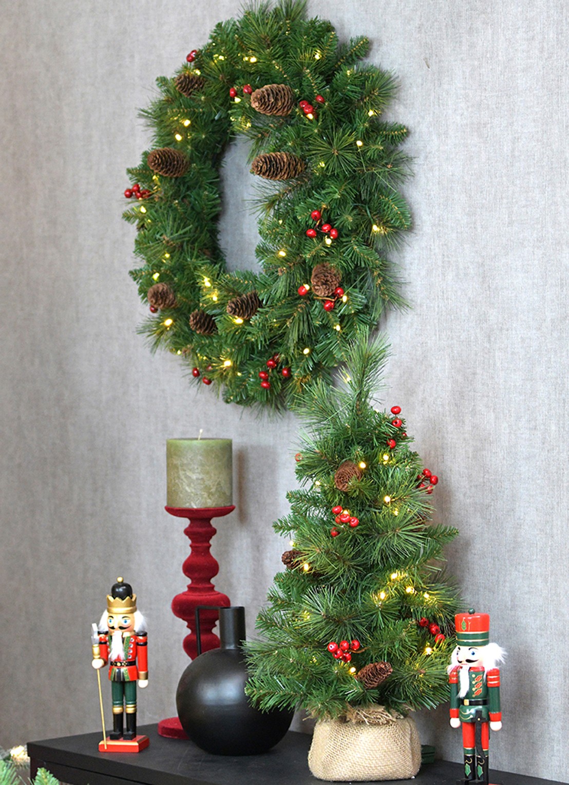Van Der Gucht Everyday Mini Pine Cone & Berry kunstkerstboom met LED verlichting 46 cm - detail 2 groen