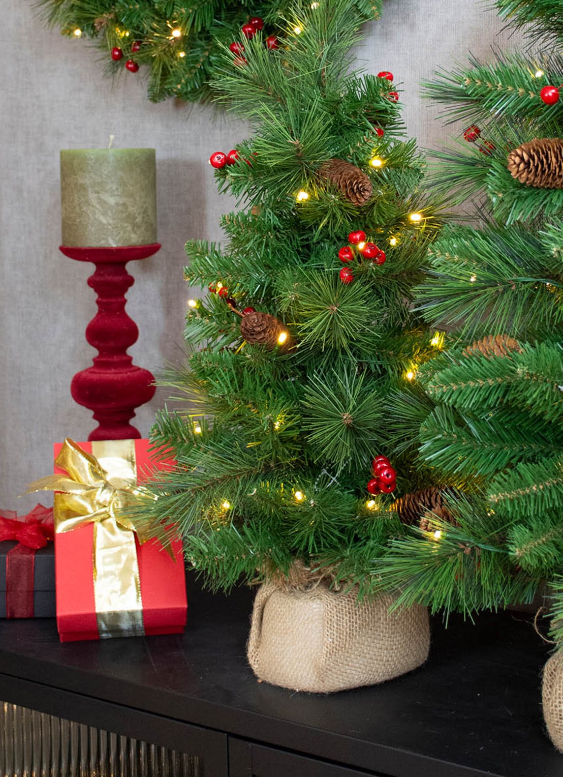 Van Der Gucht Everyday Mini Pine Cone & Berry kunstkerstboom met LED verlichting 46 cm - voorkant 4 groen