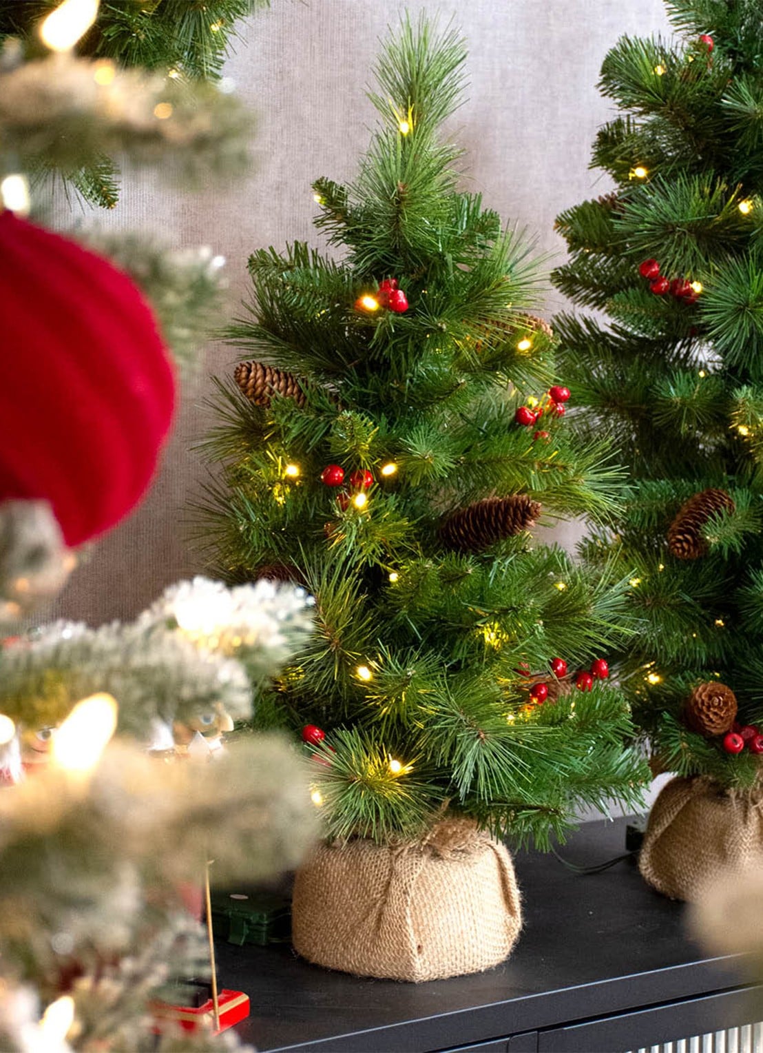 Van Der Gucht Everyday Miniature Pine Cone & Berry kunstkerstboom met LED-verlichting 81 cm - achterkant groen