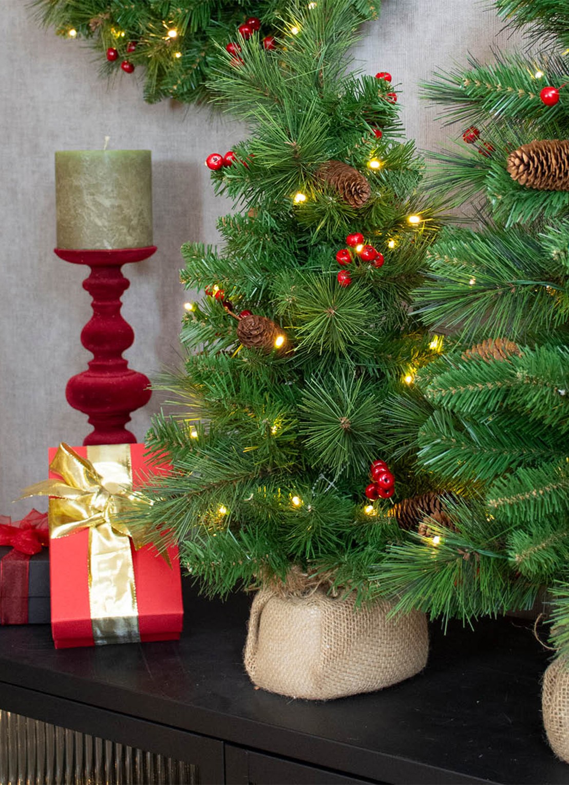 Van Der Gucht Everyday Miniature Pine Cone & Berry kunstkerstboom met LED-verlichting 81 cm - voorkant 3 groen