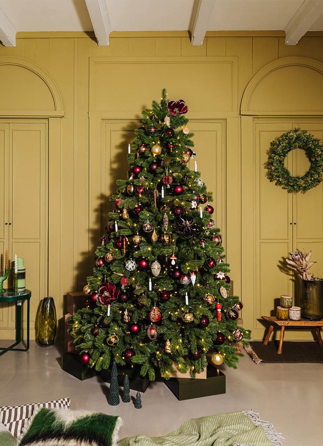 Van Der Gucht Feel Real® Bayberry® kunstkerstboom met LED verlichting 183 cm - voorkant 2 groen