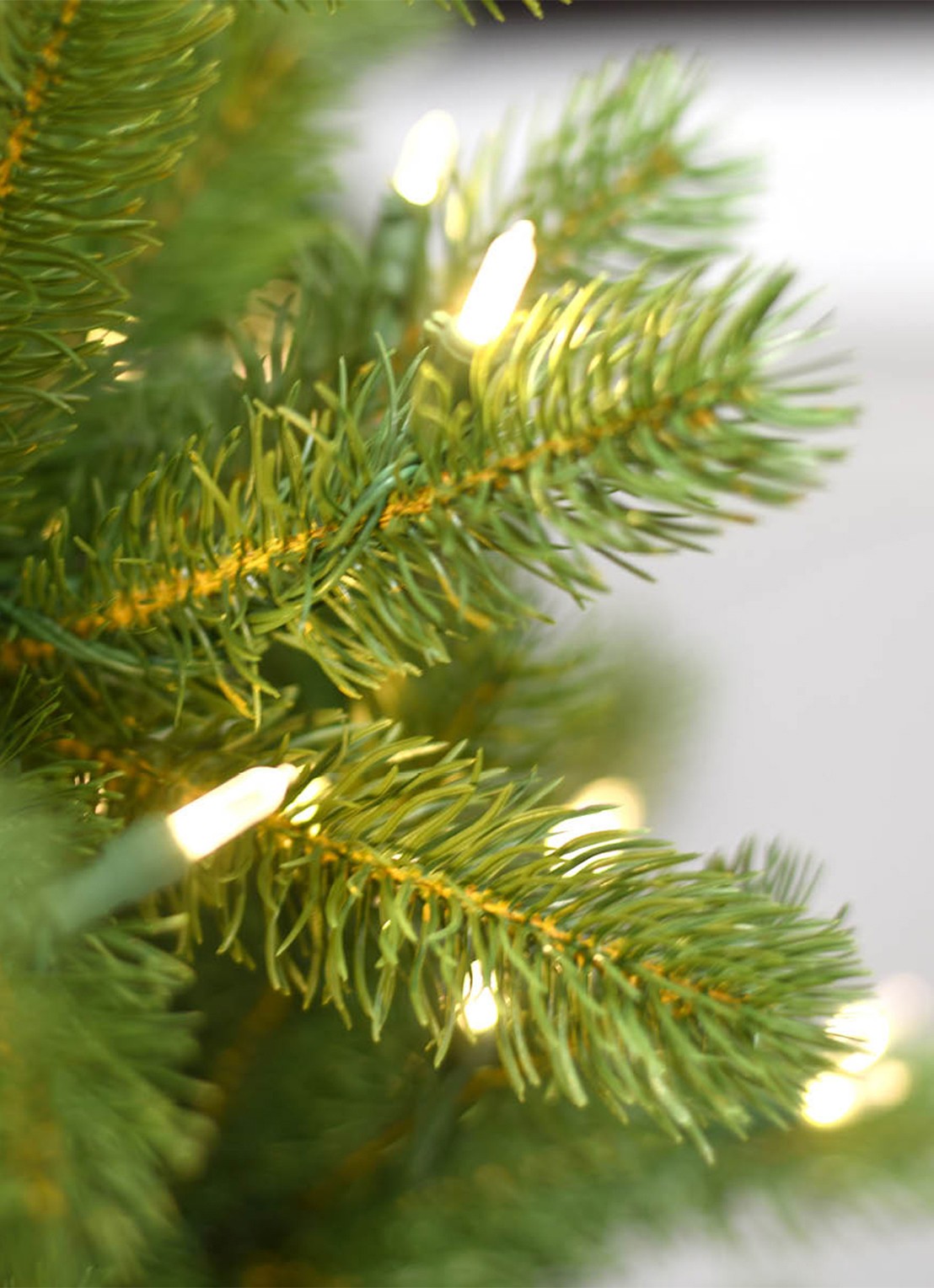Van Der Gucht Feel Real® Bayberry® Slim kunstkerstboom met LED verlichting 183 cm - voorkant 2 groen