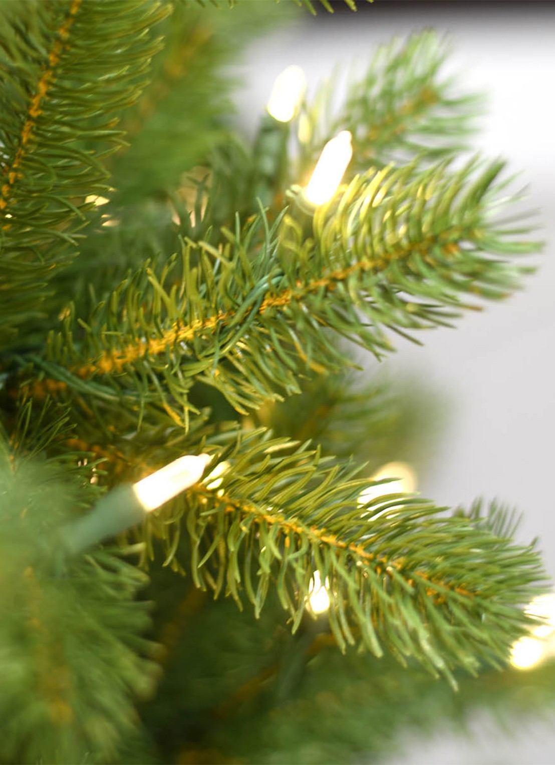 Van Der Gucht Feel Real® Bayberry® Slim kunstkerstboom met LED verlichting 243 cm - voorkant 3 groen