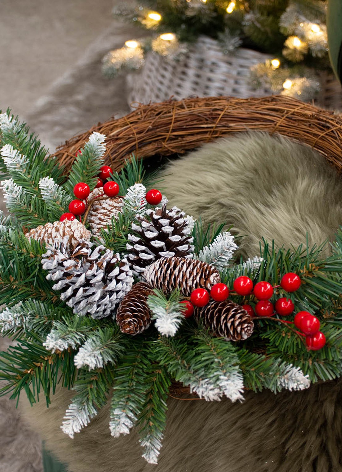 Van Der Gucht Frosted Berry Grapevine kunstkerstkrans Ø41 cm - voorkant 2 groen