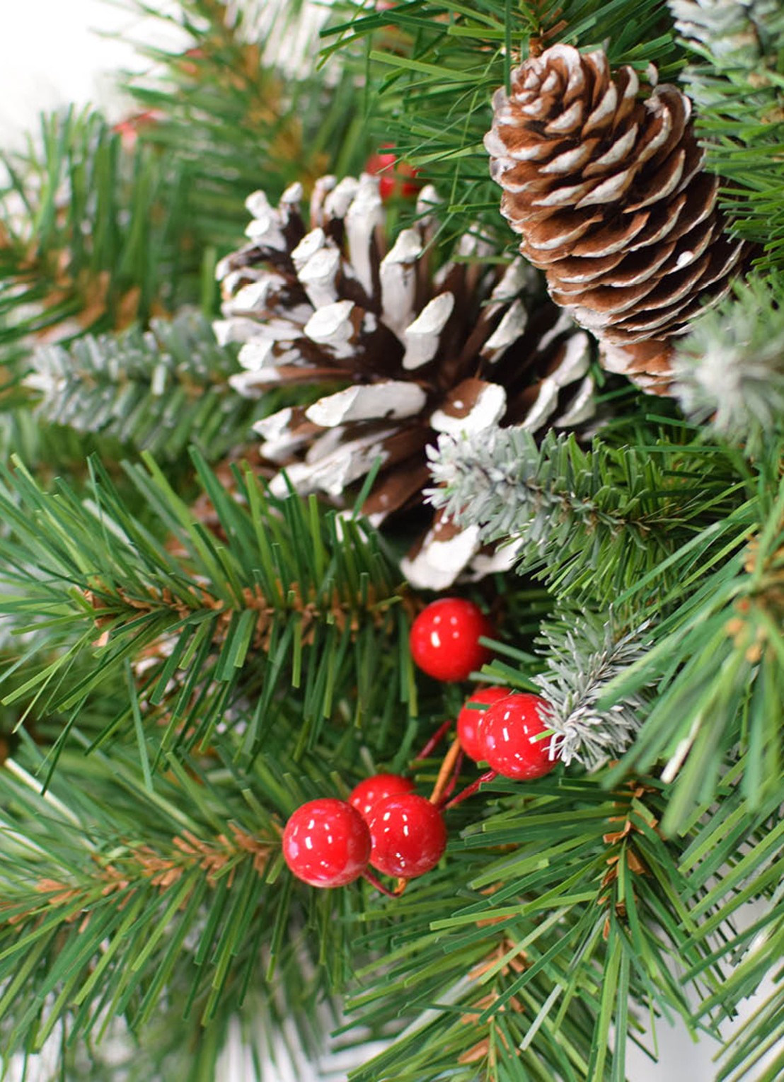 Van Der Gucht Frosted Berry kerststuk met rode bessen 75 cm - achterkant groen