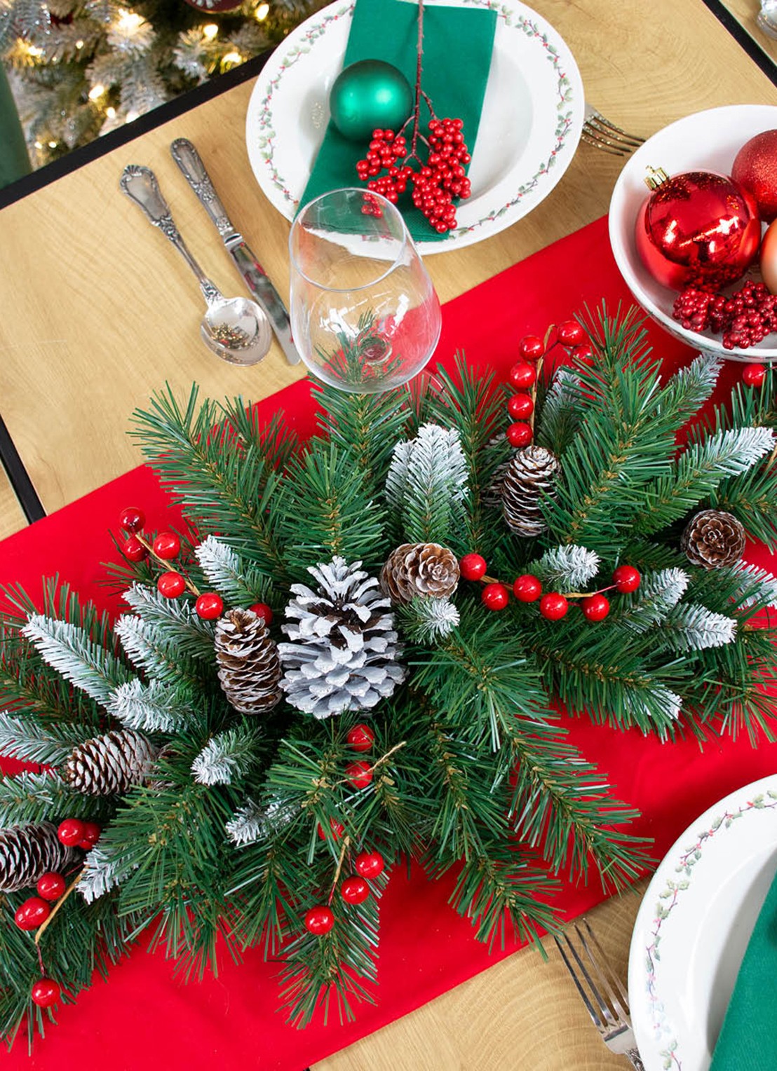 Van Der Gucht Frosted Berry kerststuk met rode bessen 75 cm - voorkant 3 groen