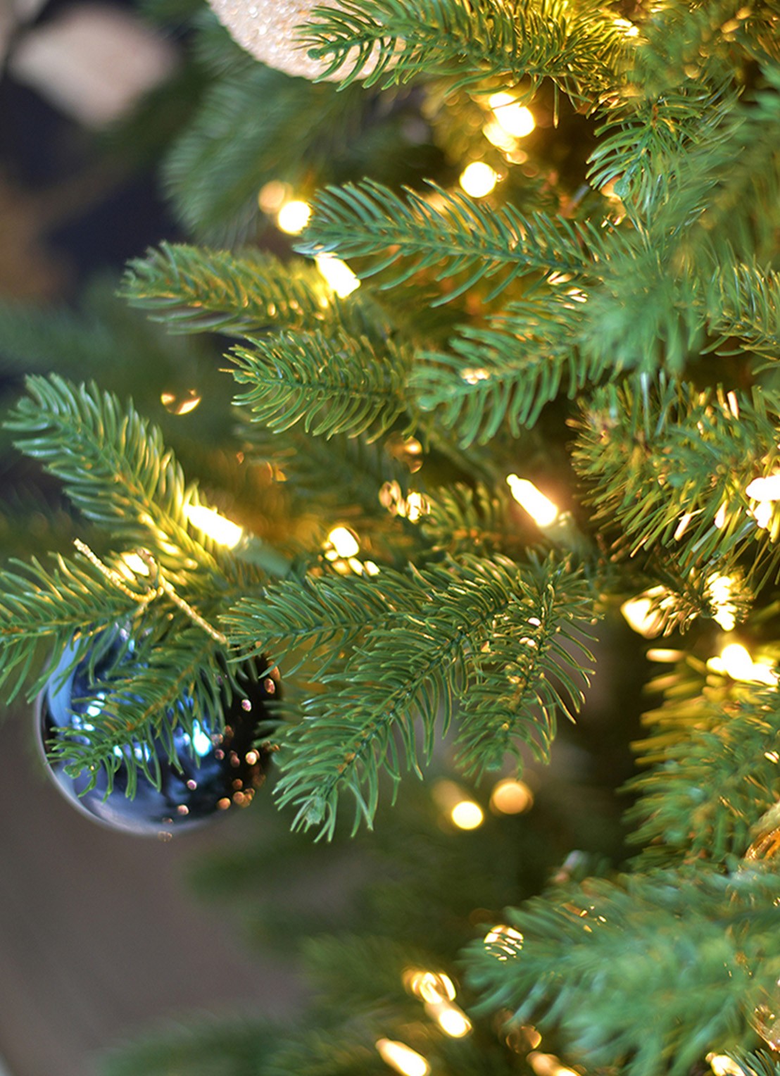 Van Der Gucht Mulberry Green kunstkerstboom met LED verlichting 183 cm - voorkant 2 groen