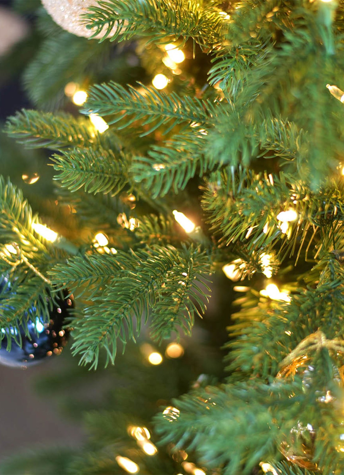 Van Der Gucht Mulberry Green kunstkerstboom met LED verlichting 228 cm - achterkant groen