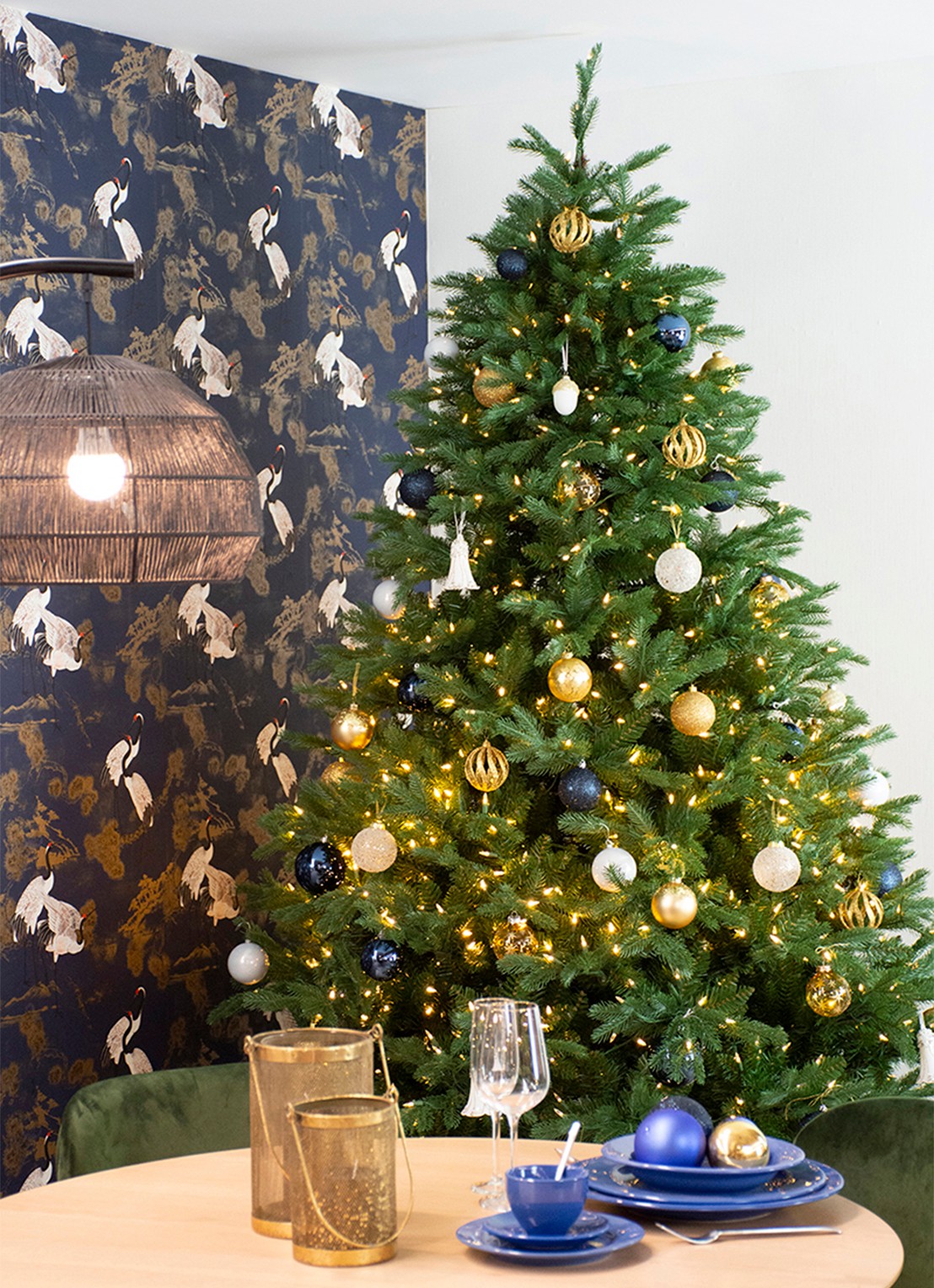 Van Der Gucht Mulberry Green kunstkerstboom met LED verlichting 228 cm - voorkant 3 groen