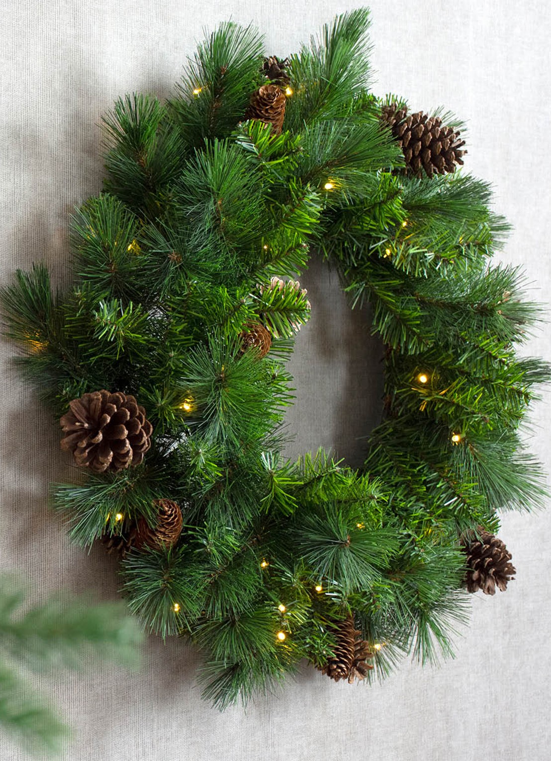 Van Der Gucht Pine Ridge kerstkrans met LED verlichting 61 cm - voorkant 2 groen