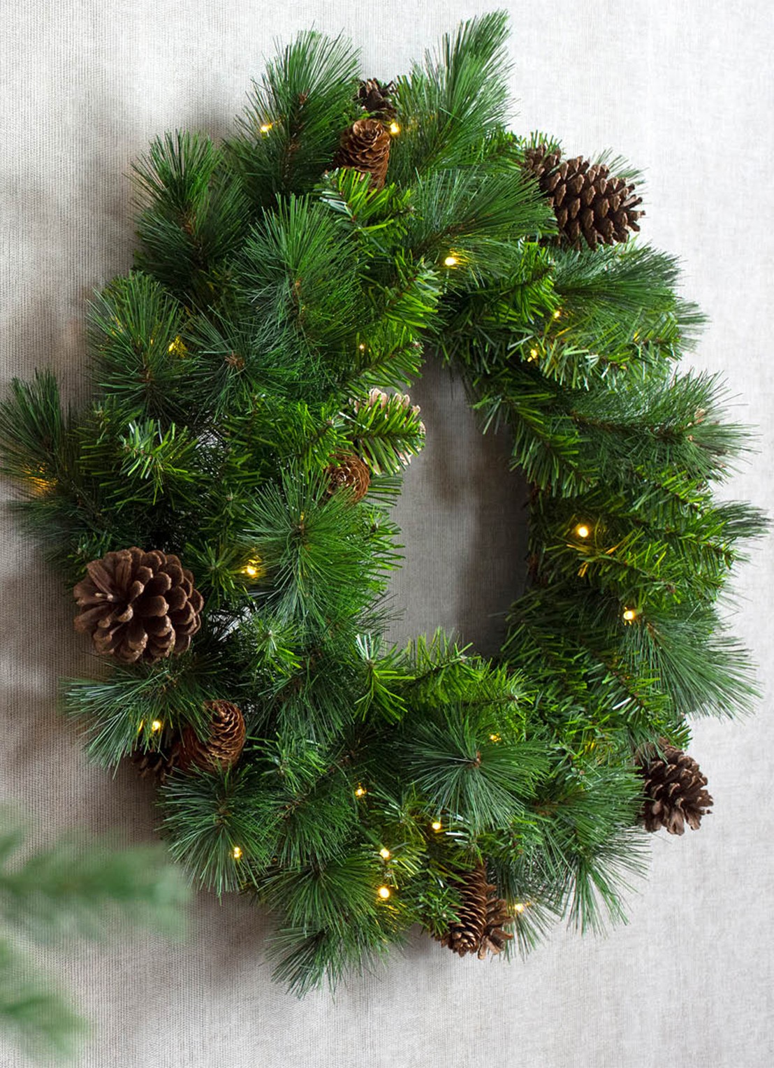 Van Der Gucht Pine Ridge kerstkrans met LED verlichting 76 cm - voorkant 2 groen