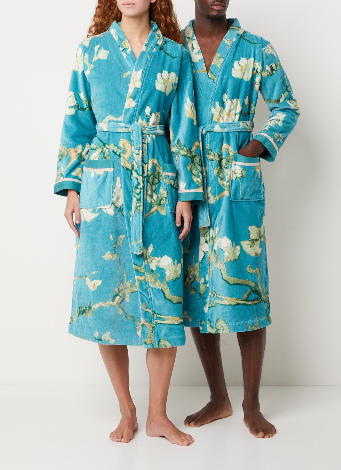 Van Gogh Museum Blossom badjas van katoen met bloemenprint - voorkant 2 turquoise