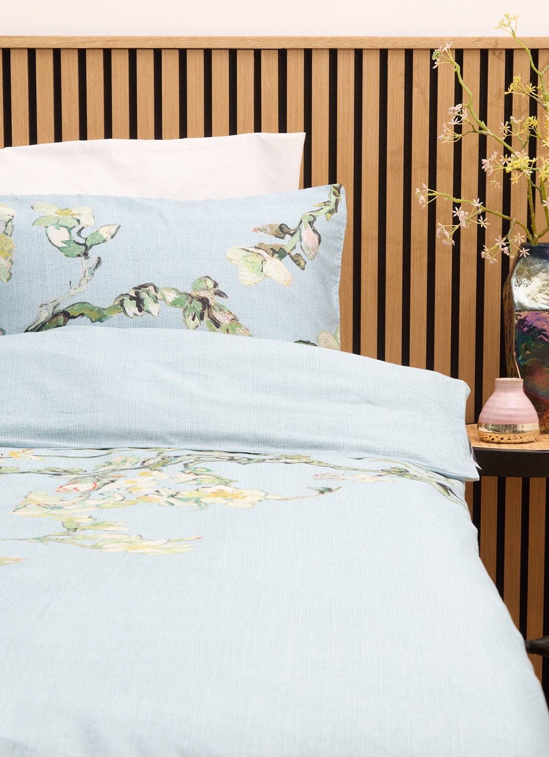 Van Gogh Museum Blossom dekbedovertrekset van katoensatijn 220TC - inclusief kussensloop - voorkant 2 blauwgrijs
