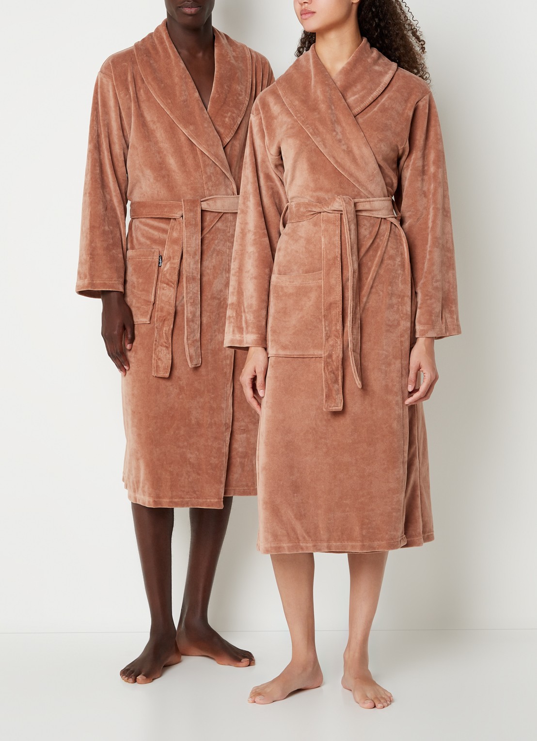 Vandyck Grace badjas van fluweel met steekzakken - unisex - voorkant 3 hazelnootbruin