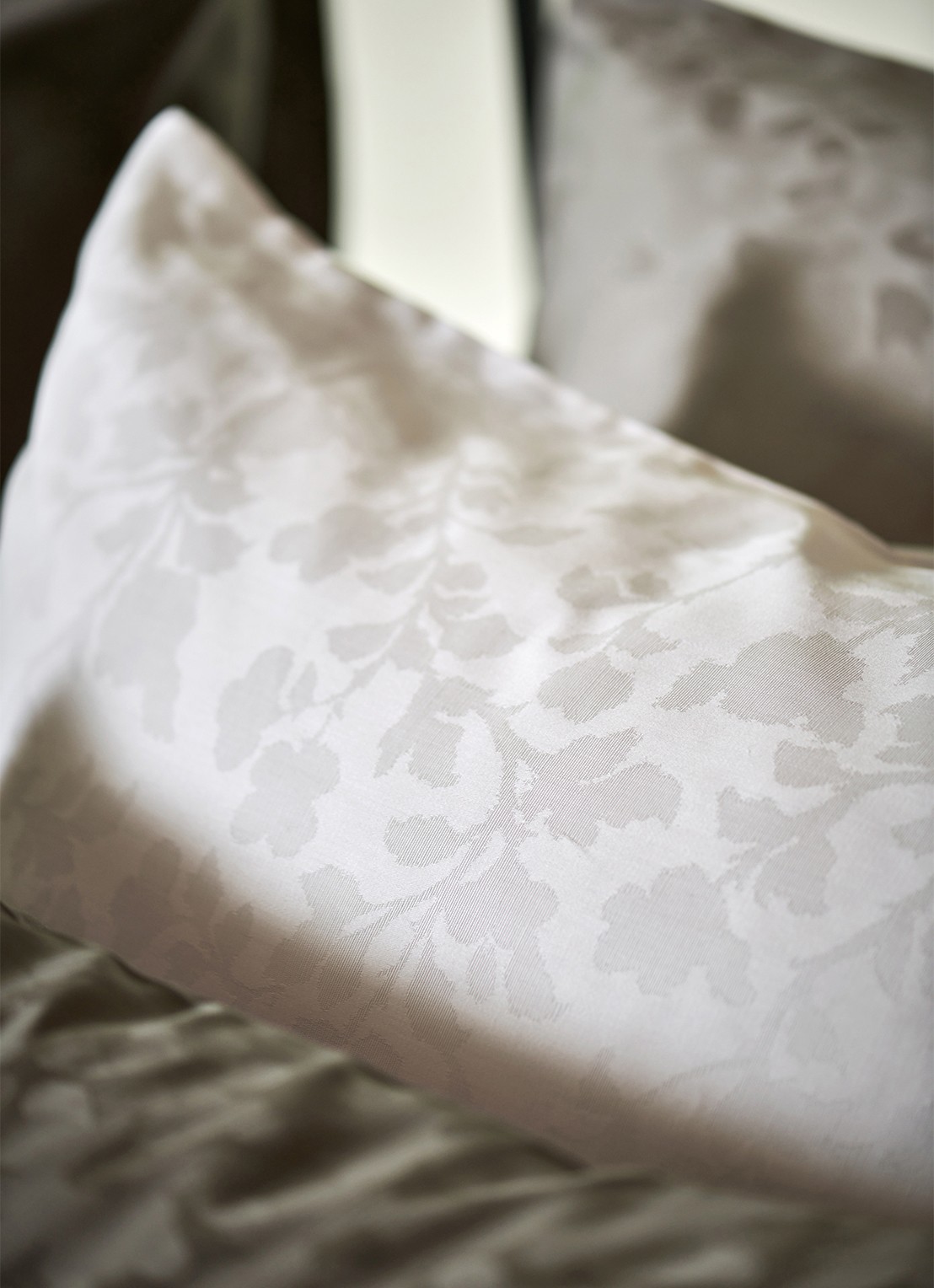 Vandyck Purity Ravenna dekbedovertrekset van katoensatijn 300TC - inclusief kussenslopen - achterkant 3 gebroken wit