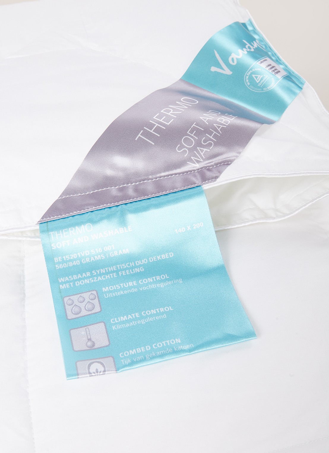 Vandyck Thermo dekbed van gekamd katoen met vulling van gesiliconiseerde polyester microfiber - detail gebroken wit