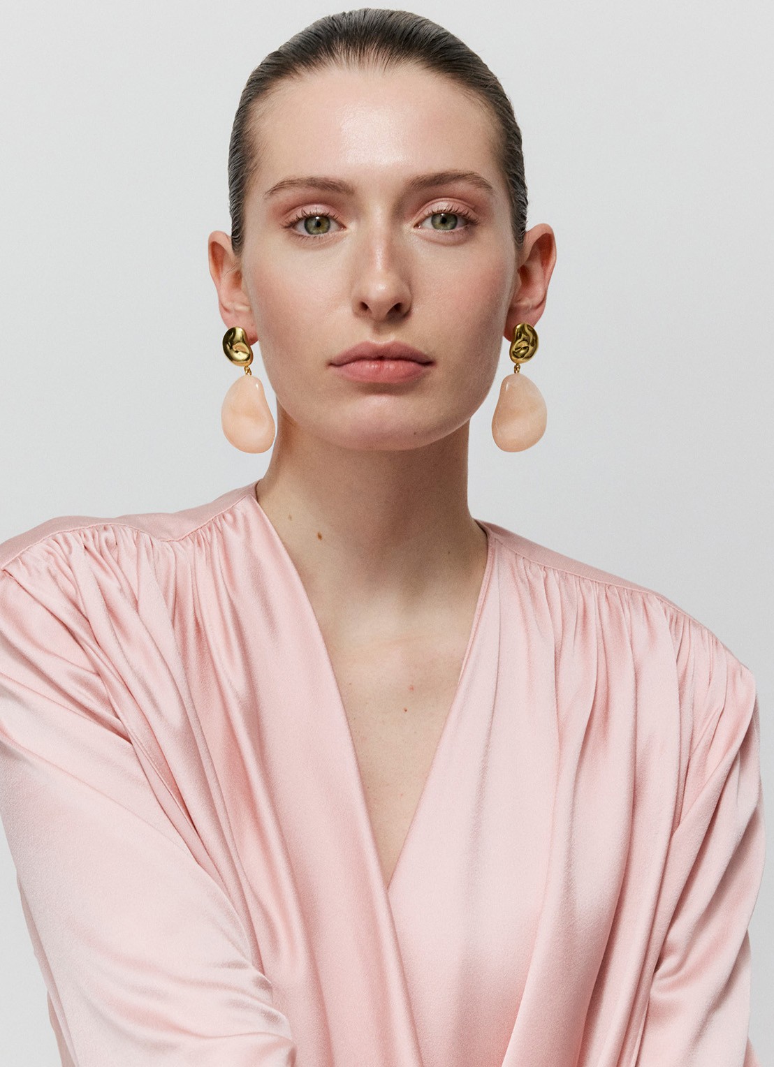 Vanessa Baroni Double Nugget oorstekers met hanger - voorkant 3 lichtroze