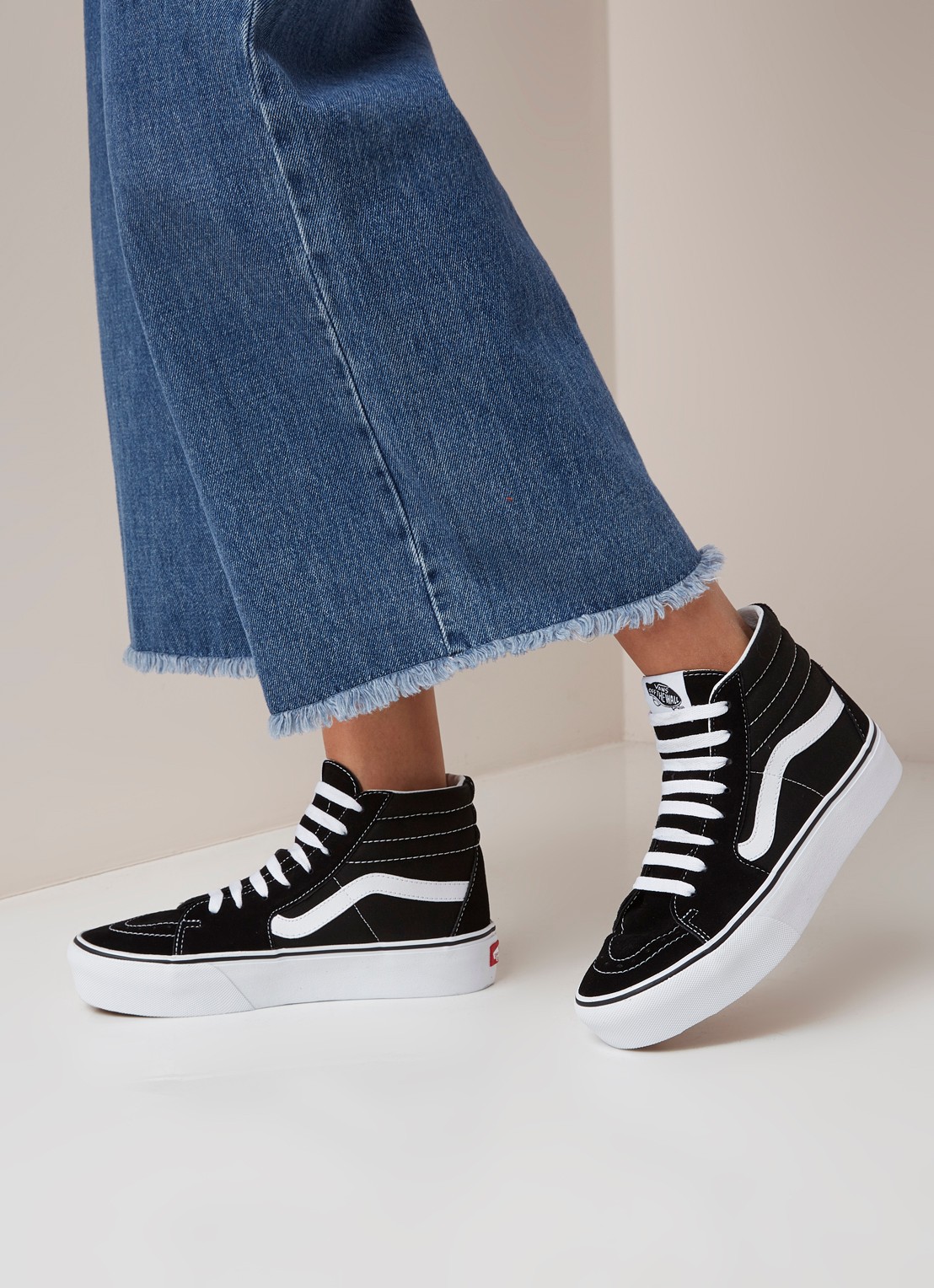 VANS Sk8-Hi Platform sneaker met suède details  - voorkant zwart