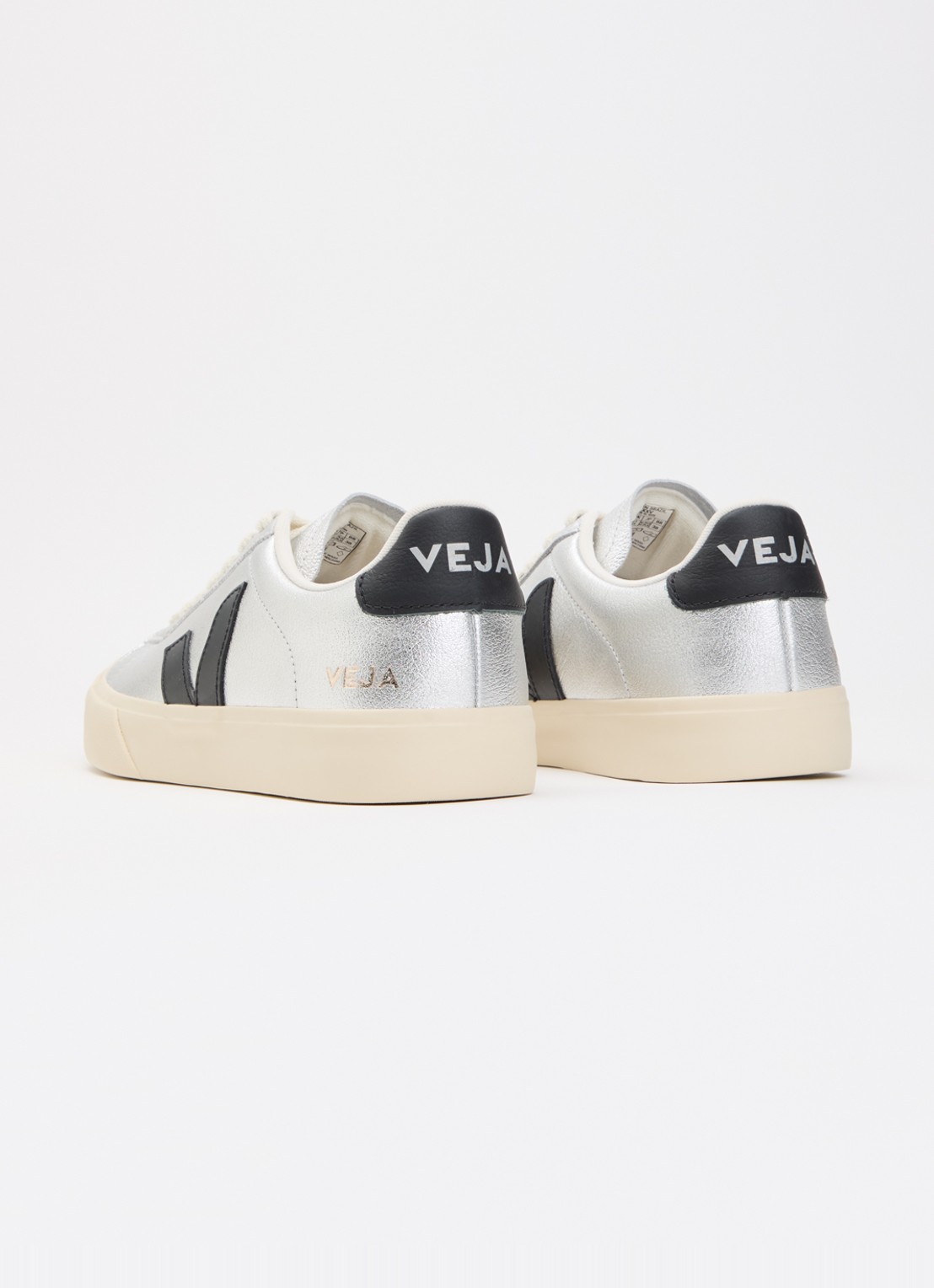 Veja Campo sneaker van leer met metallic finish - achterkant zilver