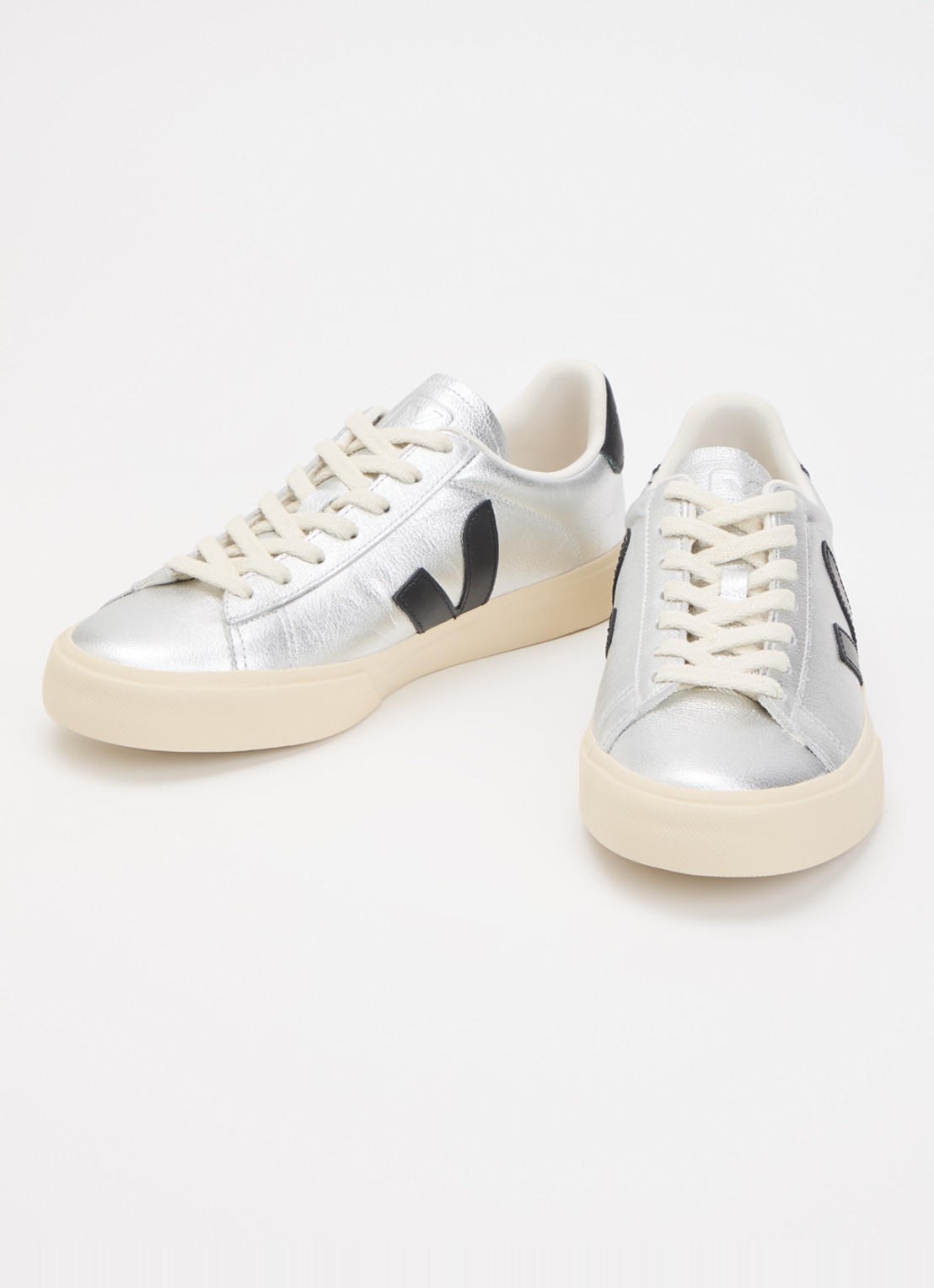 Veja Campo sneaker van leer met metallic finish - detail 2 zilver