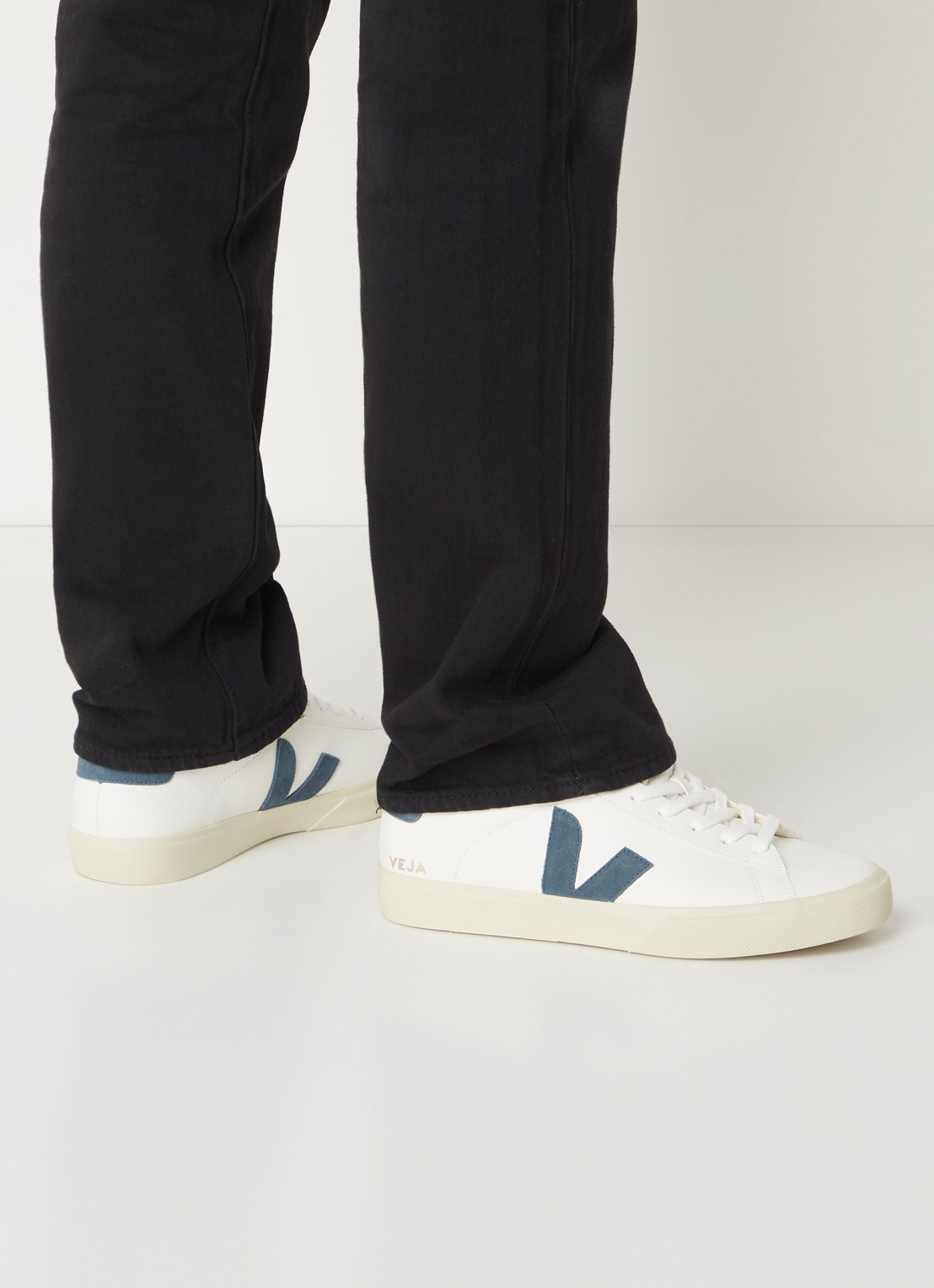 Veja Campo sneaker van leer met suède details  - voorkant 2 wit
