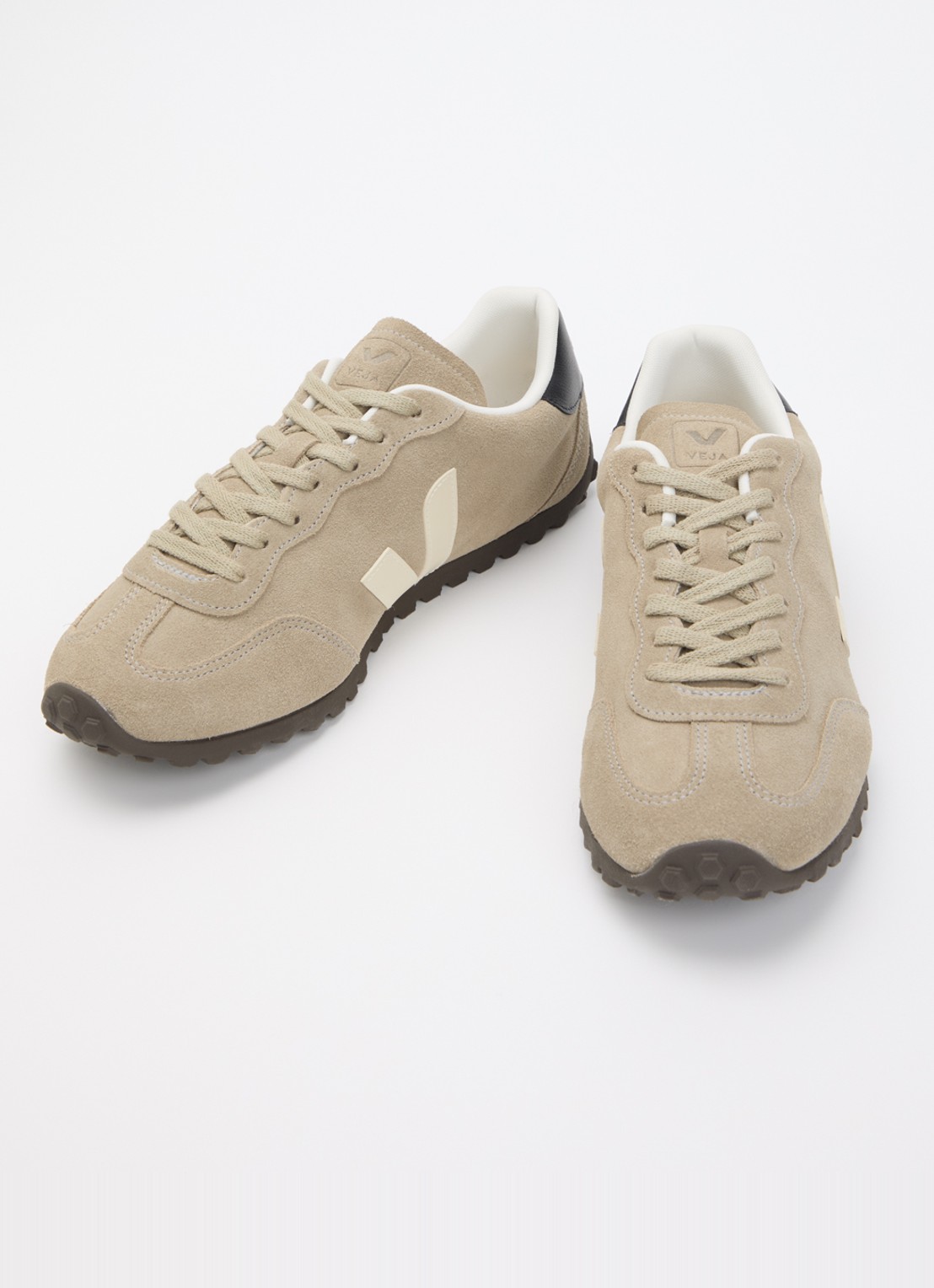 Veja GT sneaker van suède - detail 2 donkerbeige