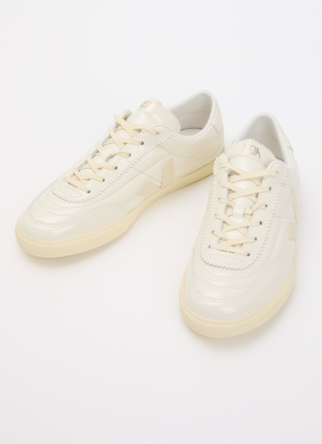 Veja Panenka sneaker van leer met lakfinish  - detail gebroken wit