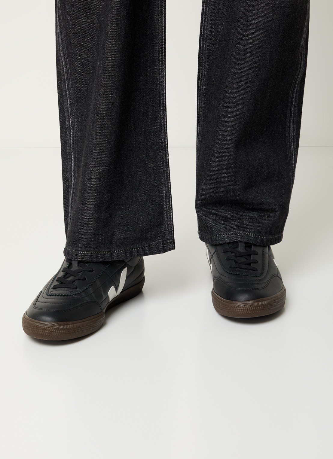Veja Panenka sneaker van leer - voorkant 3 zwart